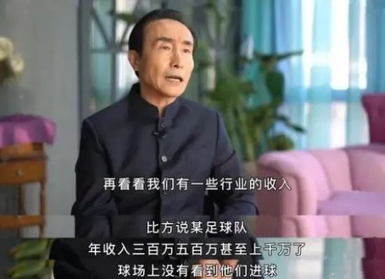 萧海龙和萧薇薇赶紧从各自的房间里冲出来，一见爸爸妈妈又打起来了，急忙上前拉架。